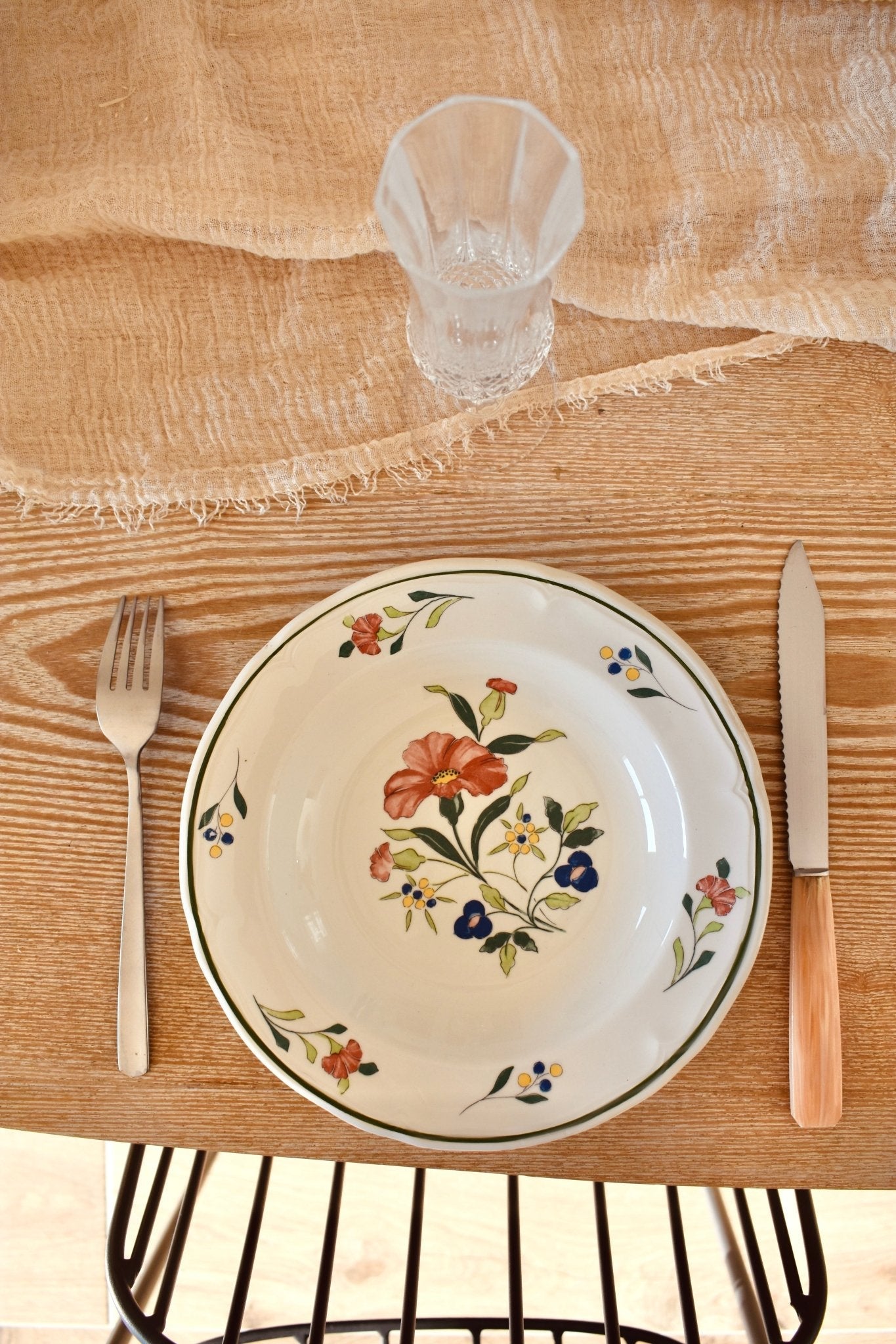 Duo d'assiettes creuses blanches à fleurs « TRÉMIÈRES » - La Recyclerie LS