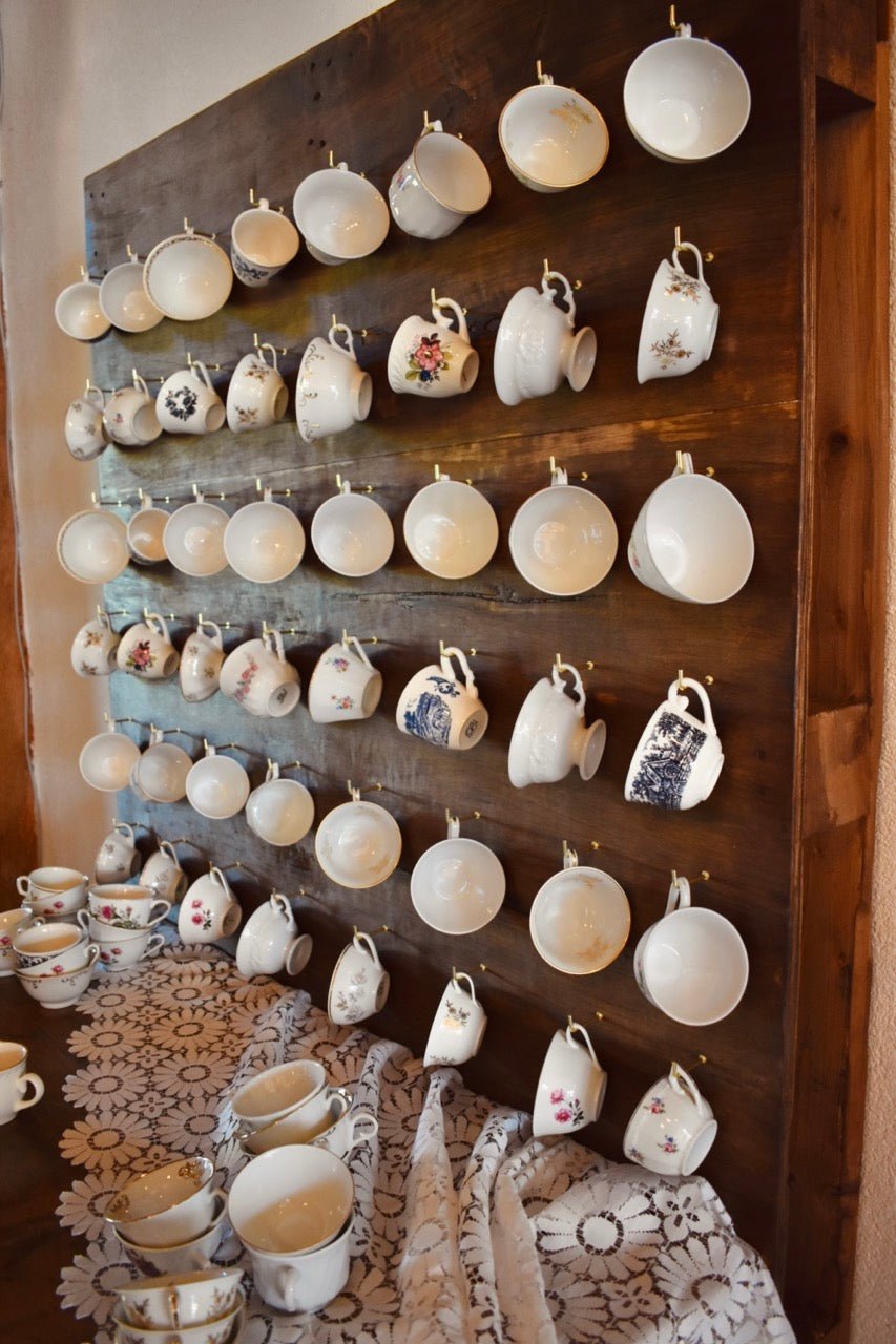 LOCATION Grand présentoir en bois à crochets dorés - La Recyclerie LS