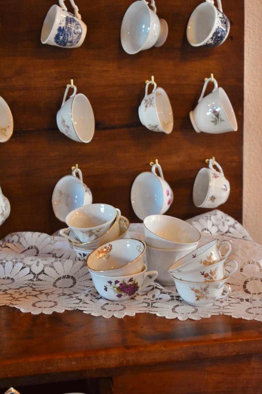 LOCATION Grand présentoir en bois à crochets dorés - La Recyclerie LS