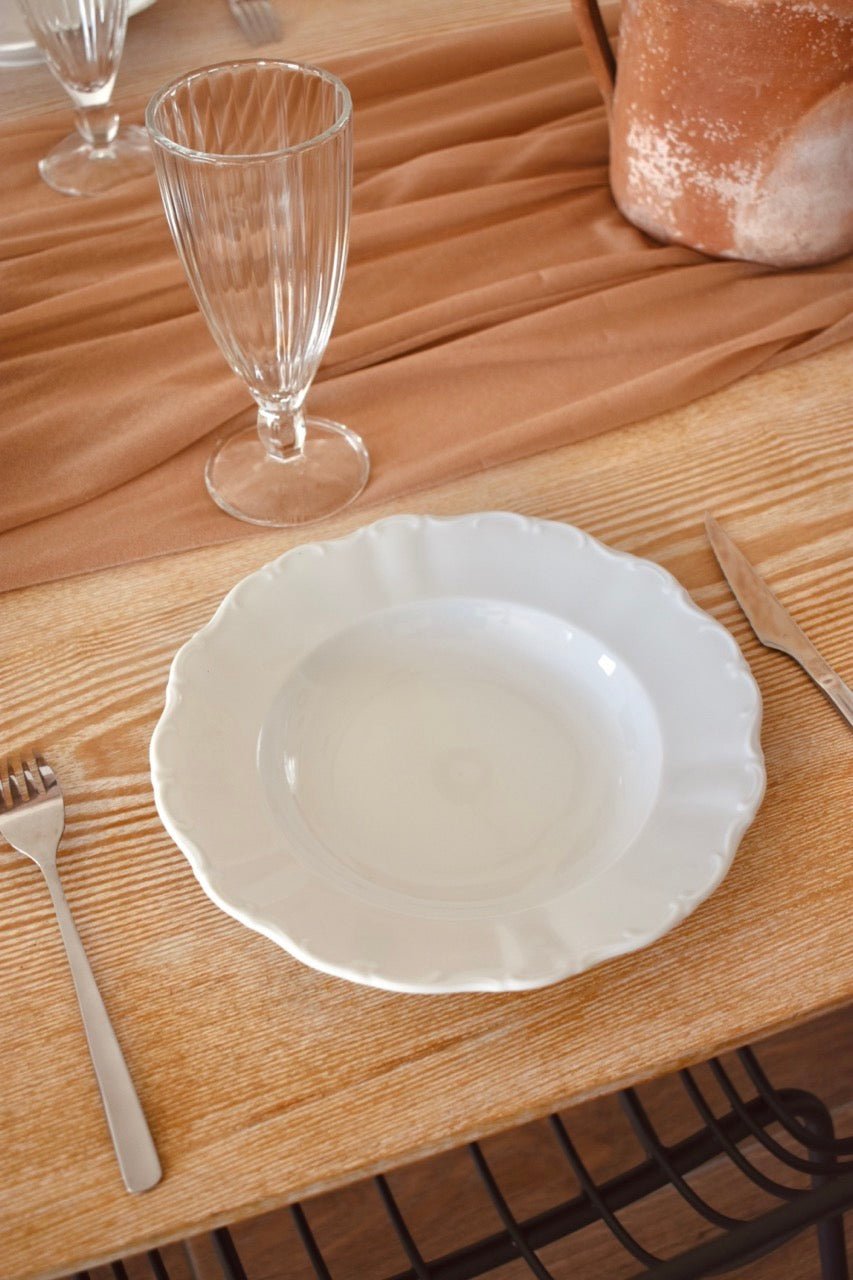 Service de 4 assiettes creuses blanches dentelées « BLOIS » - La Recyclerie LS