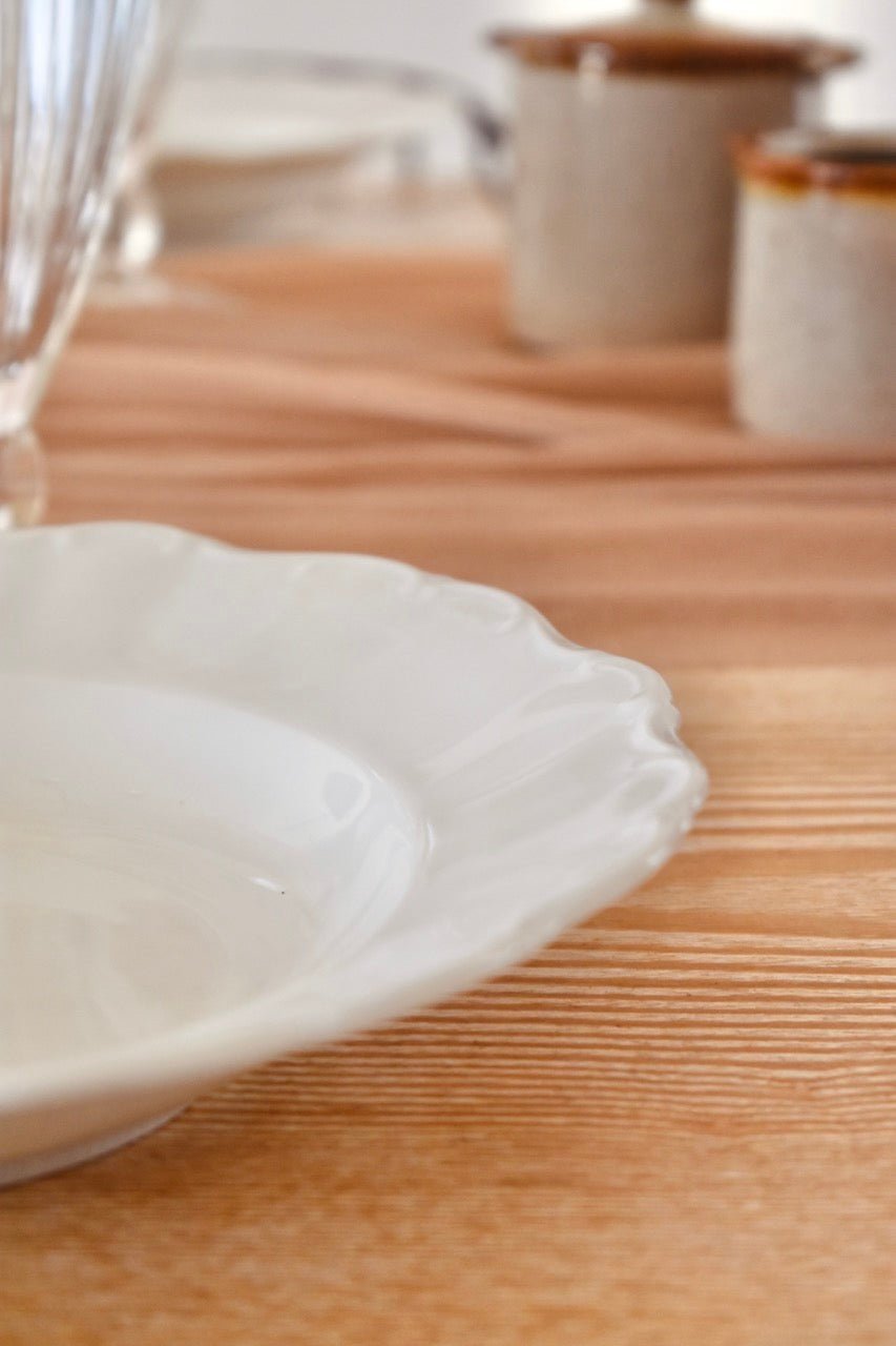 Service de 4 assiettes creuses blanches dentelées « BLOIS » - La Recyclerie LS