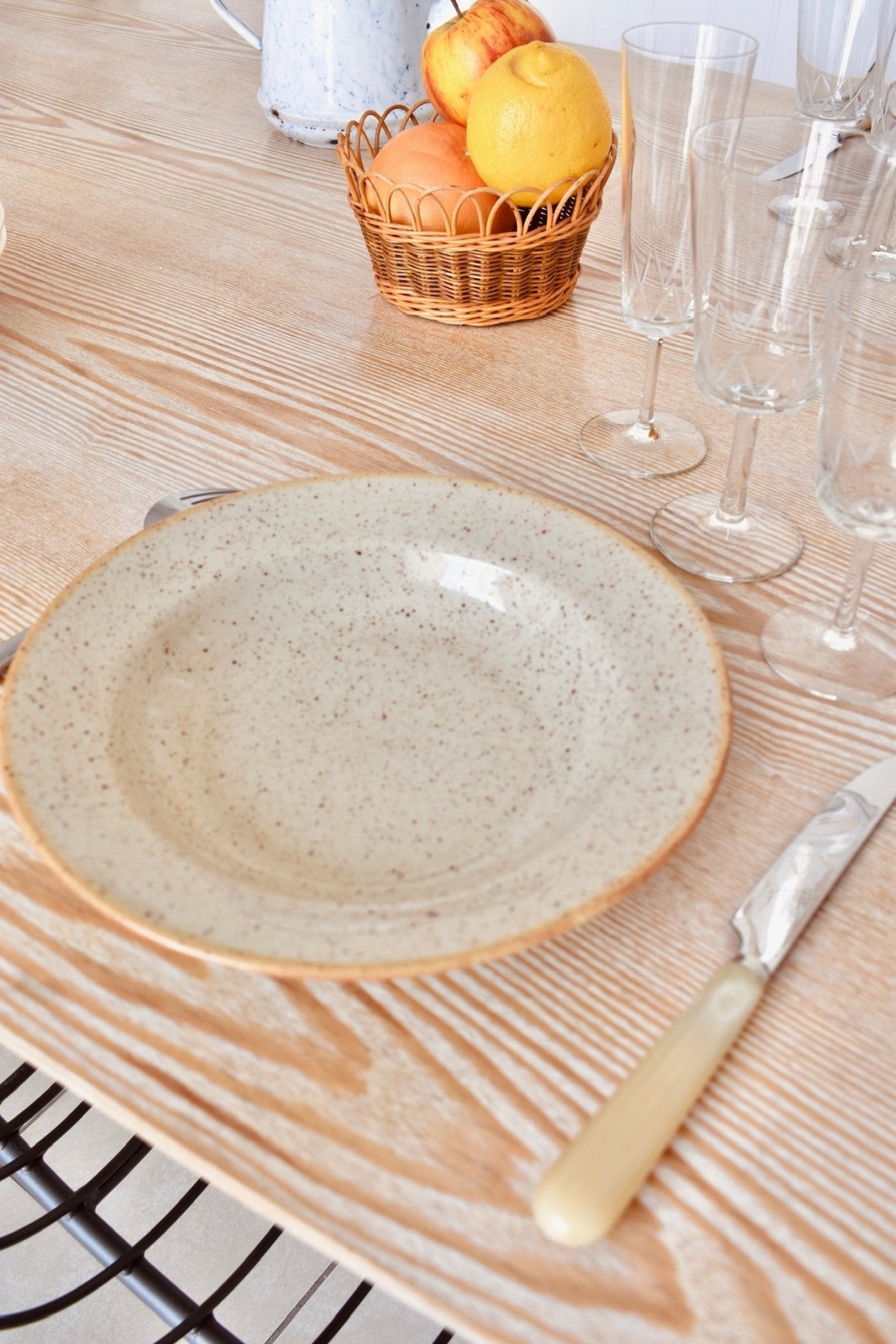 Assiette creuse beige mouchetée « VANILLE » - La Recyclerie LS