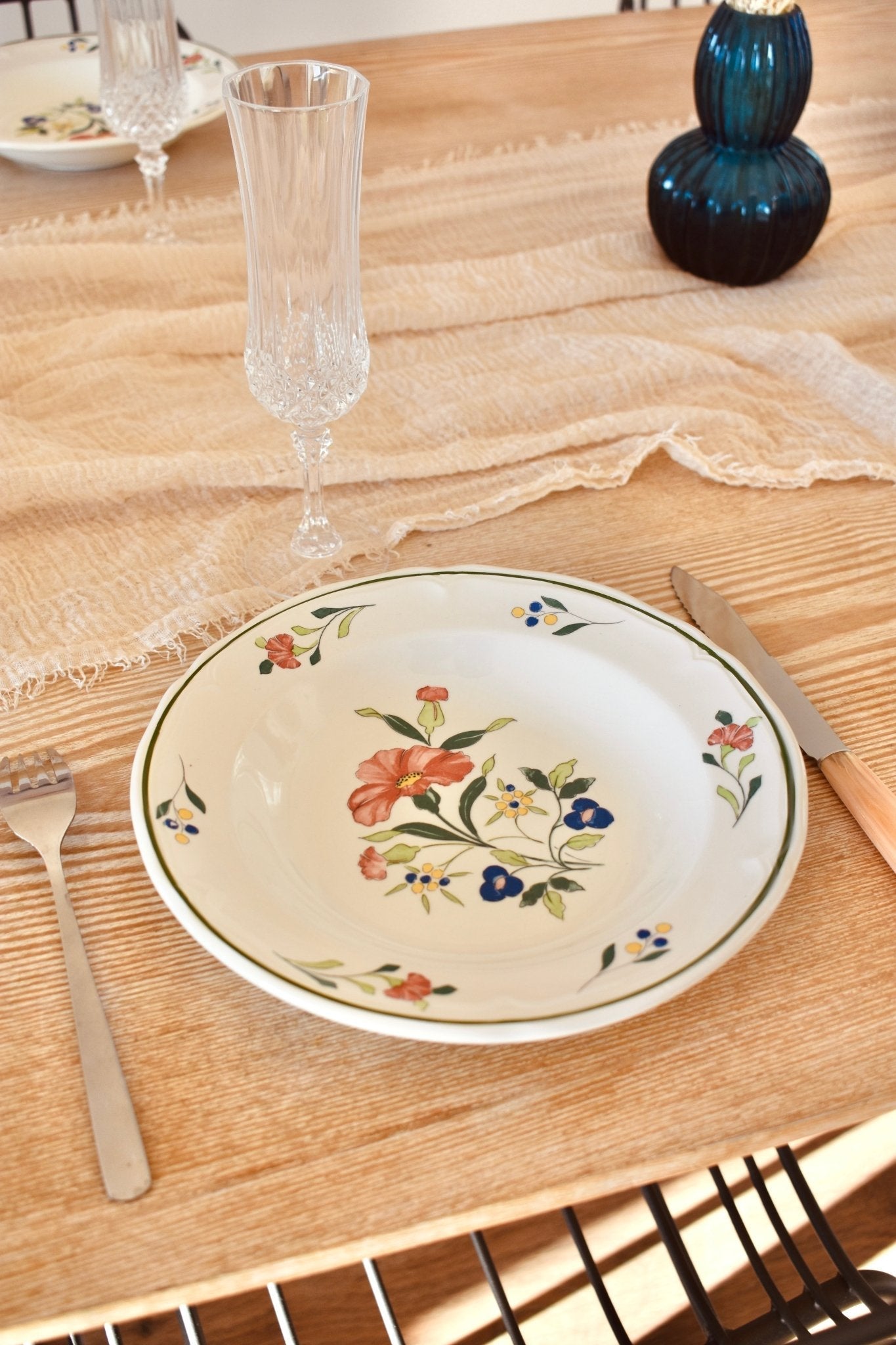 Duo d'assiettes creuses blanches à fleurs « TRÉMIÈRES » - La Recyclerie LS