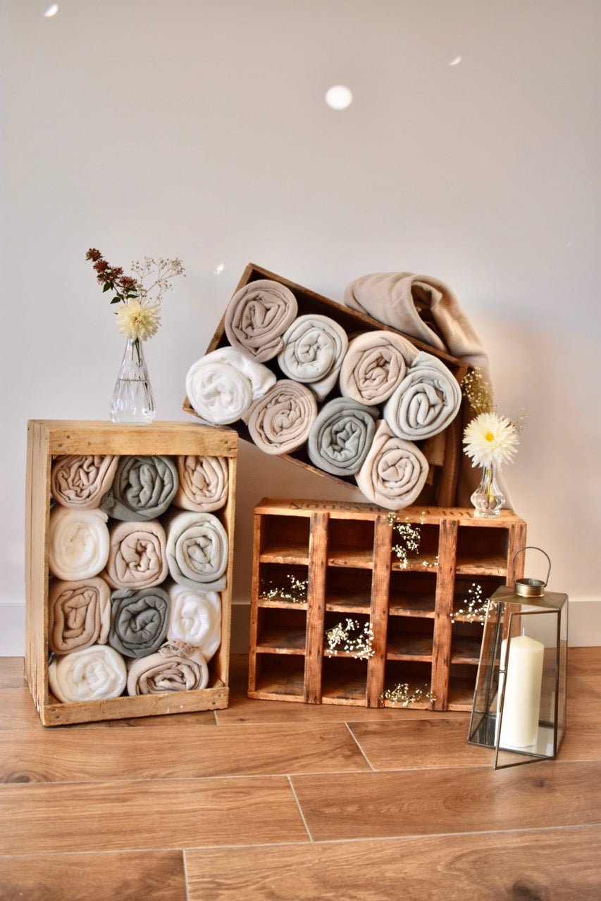 LOCATION Caisse en bois 10 plaids divers coloris « BAR A PLAIDS » - La Recyclerie LS