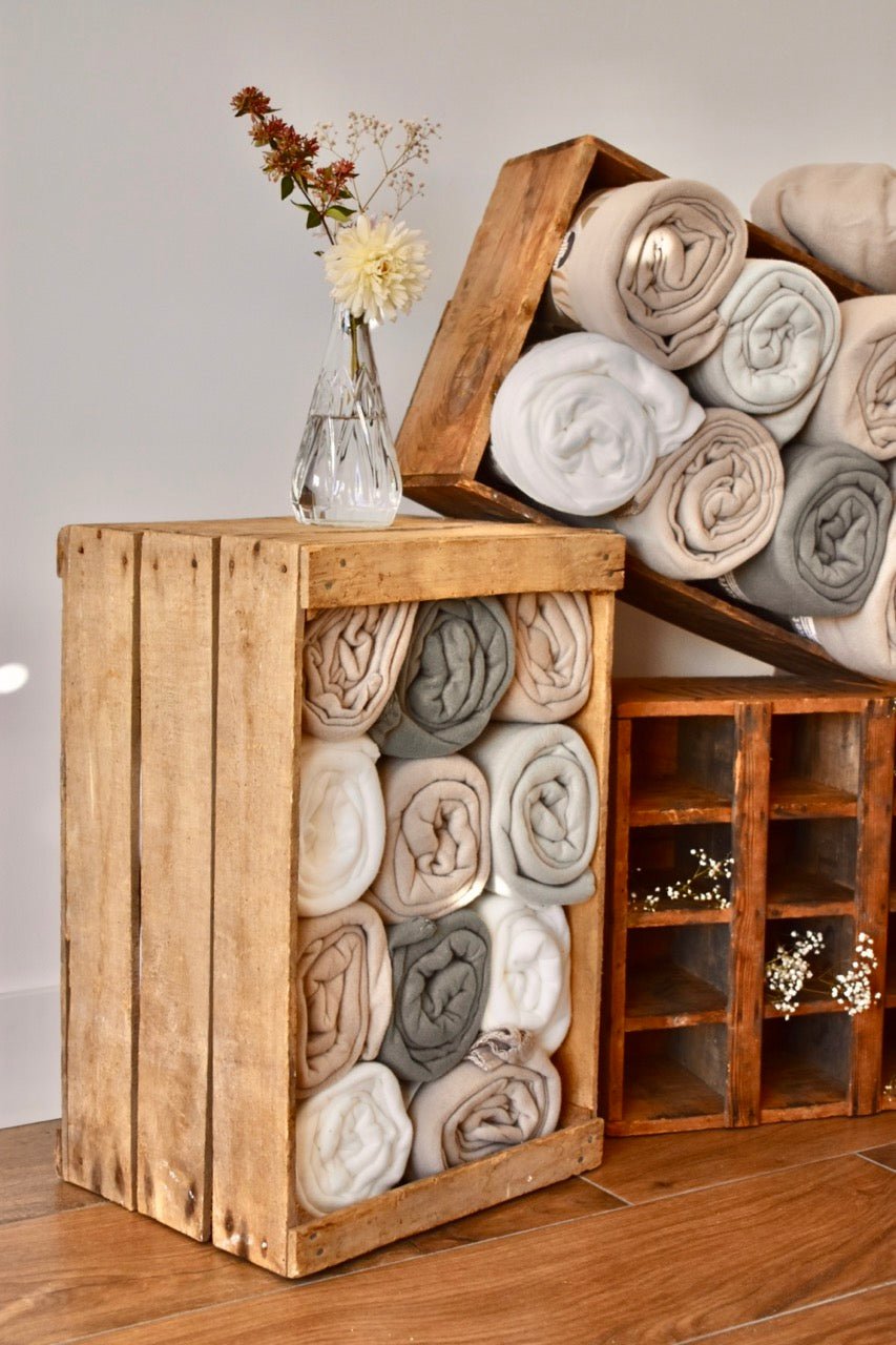 LOCATION Caisse en bois 10 plaids divers coloris « BAR A PLAIDS » - La Recyclerie LS