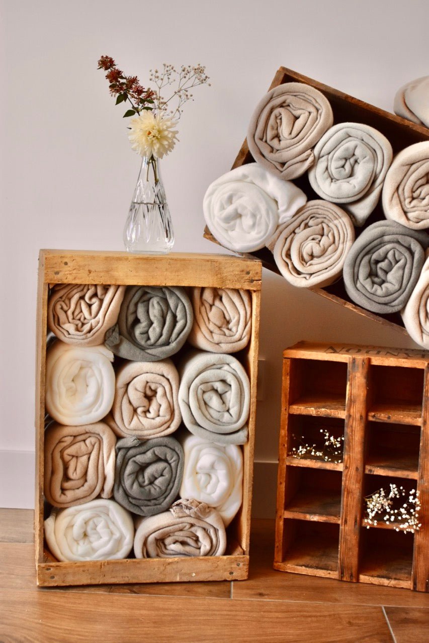 LOCATION Caisse en bois 10 plaids divers coloris « BAR A PLAIDS » - La Recyclerie LS