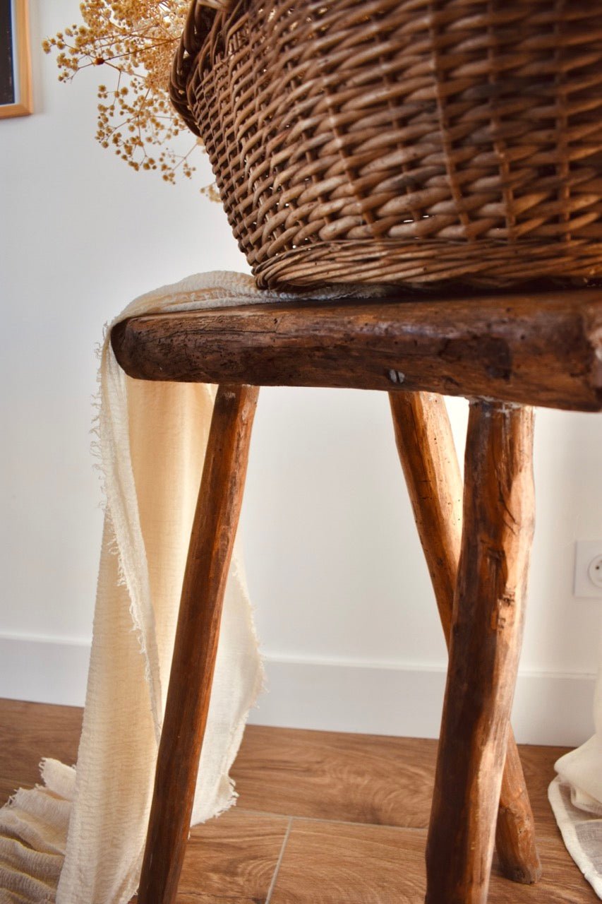 LOCATION Tabouret tripod en bois - La Recyclerie LS