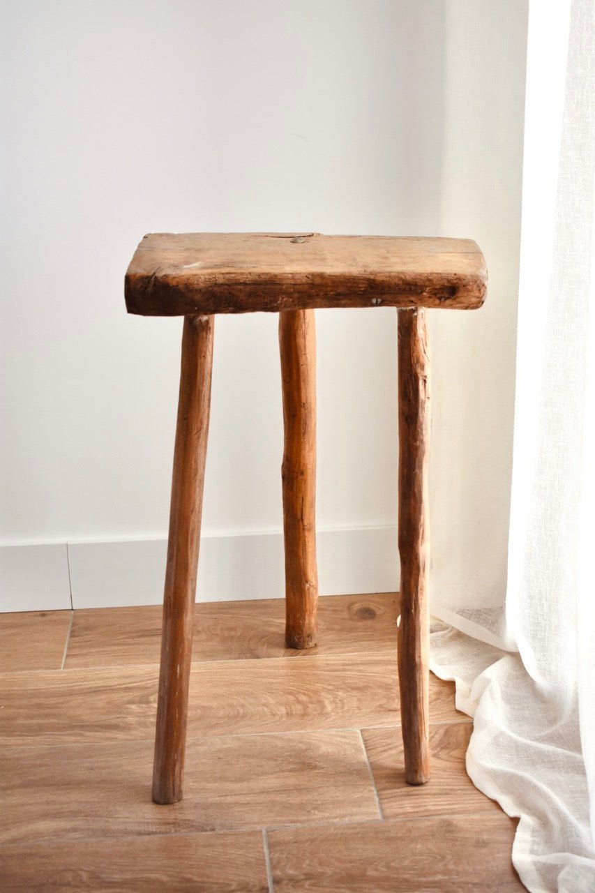 LOCATION Tabouret tripod en bois - La Recyclerie LS