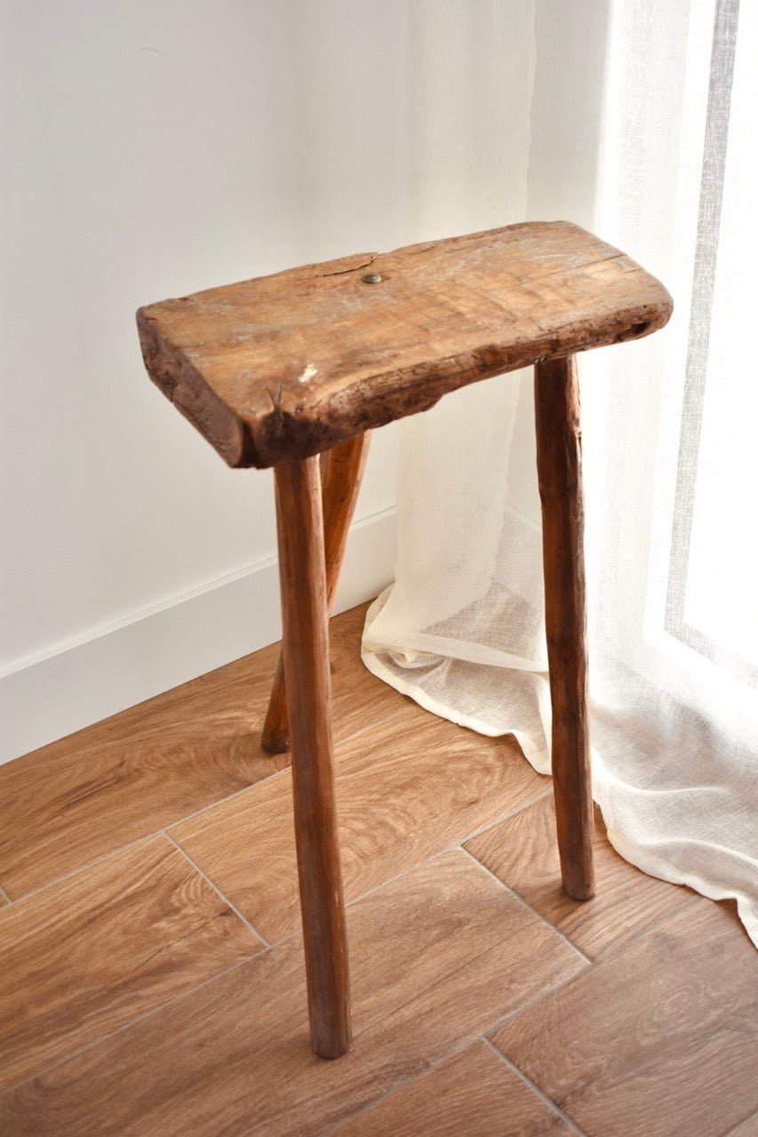 LOCATION Tabouret tripod en bois - La Recyclerie LS