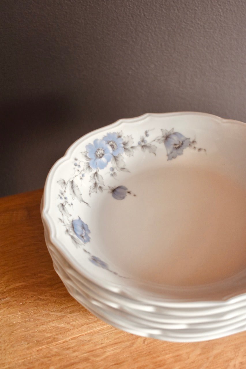 Service de 6 assiette creuses en porcelaine blanches à fleurs bleues « ALOUETTE » - La Recyclerie LS