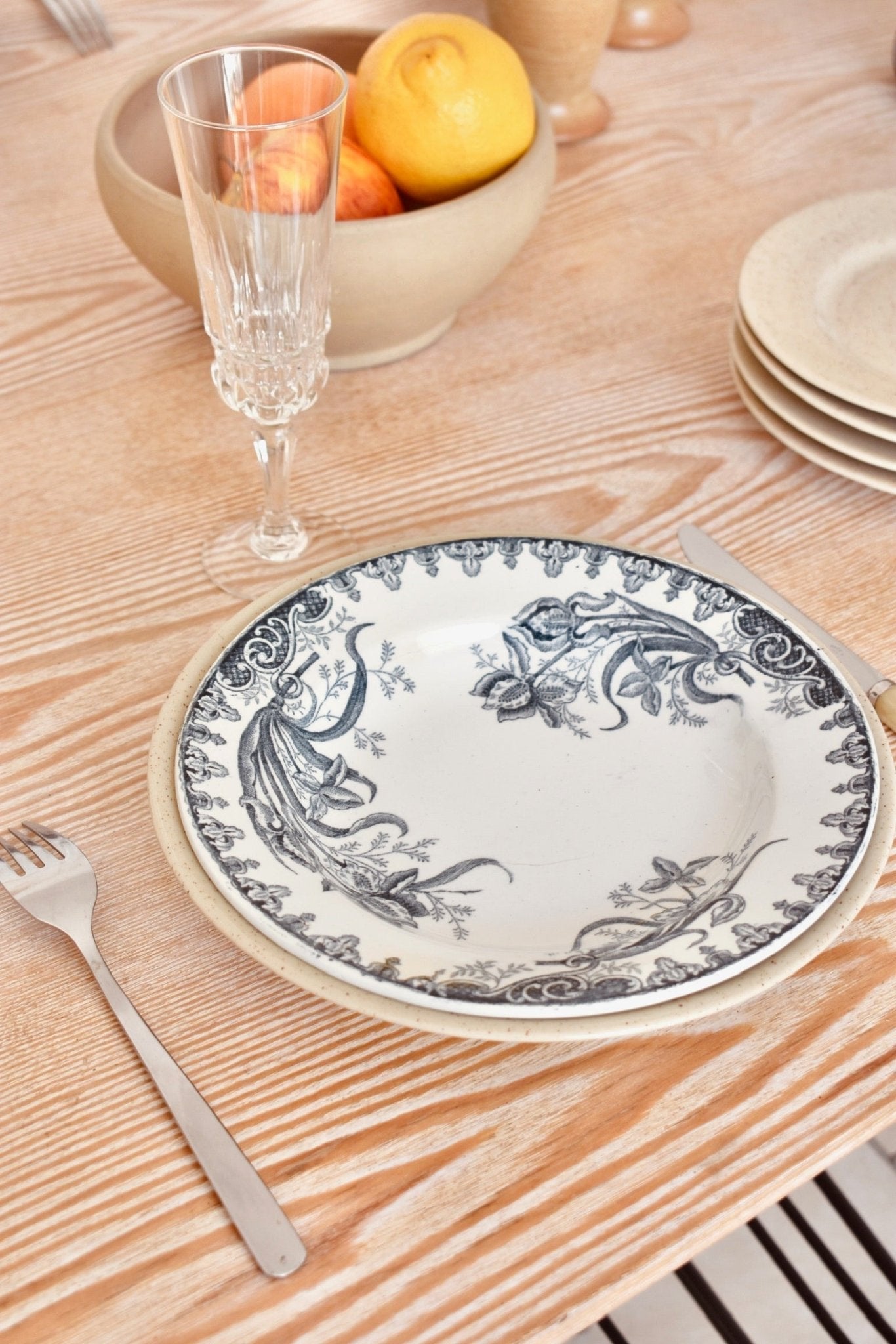 Service de 6 assiettes creuses blanches à fleurs noires « IRIS » - La Recyclerie LS