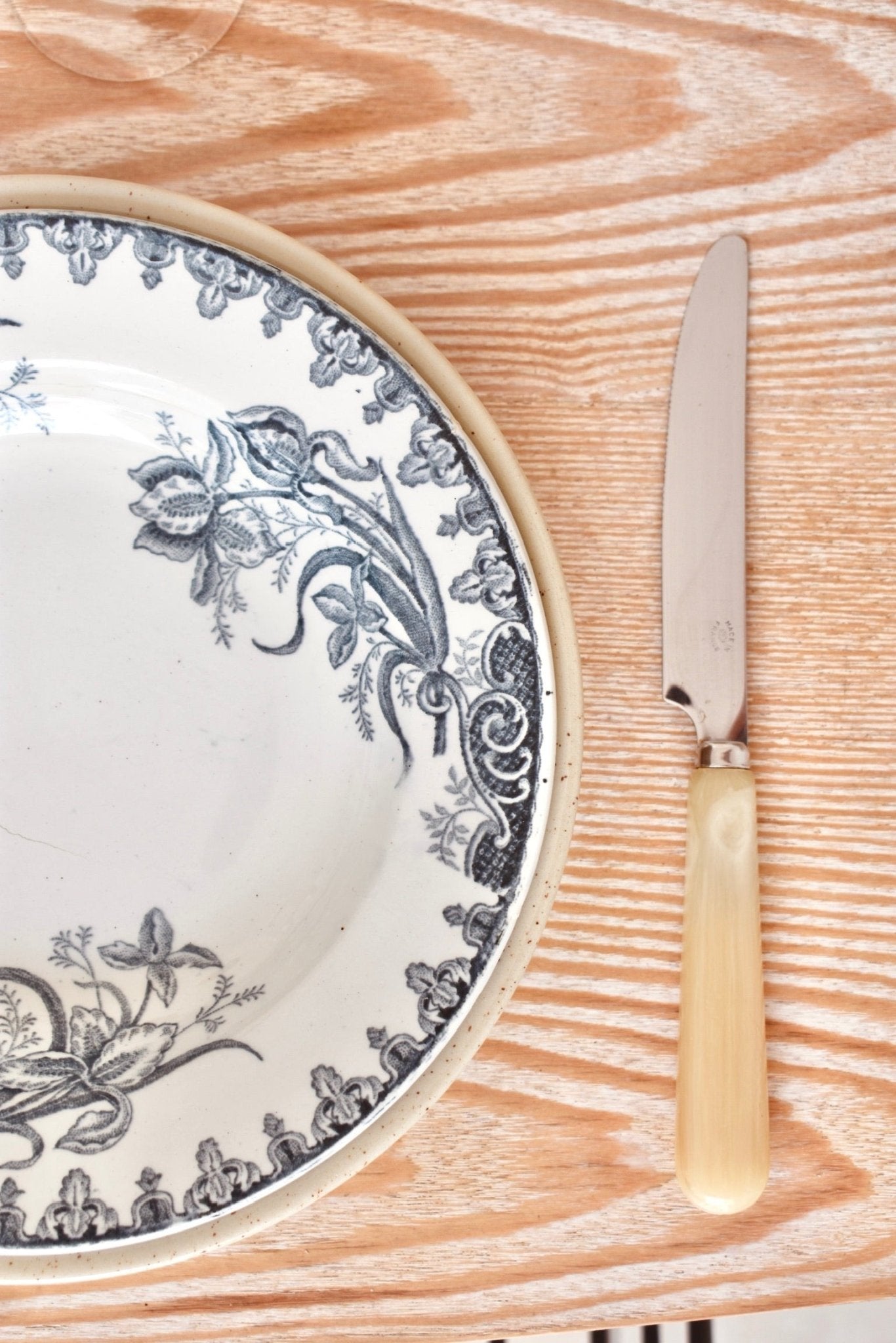 Service de 6 assiettes creuses blanches à fleurs noires « IRIS » - La Recyclerie LS