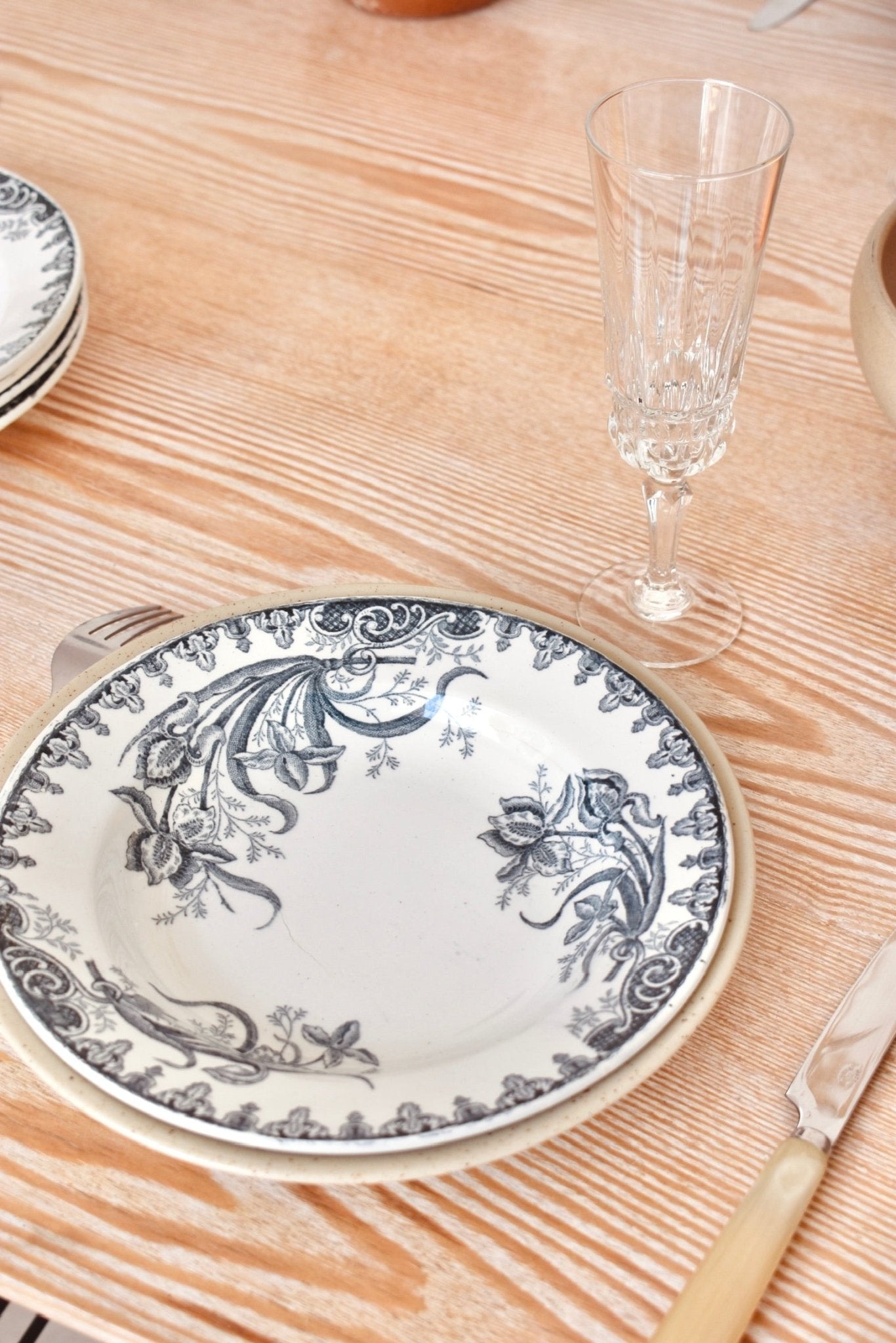 Service de 6 assiettes creuses blanches à fleurs noires « IRIS » - La Recyclerie LS