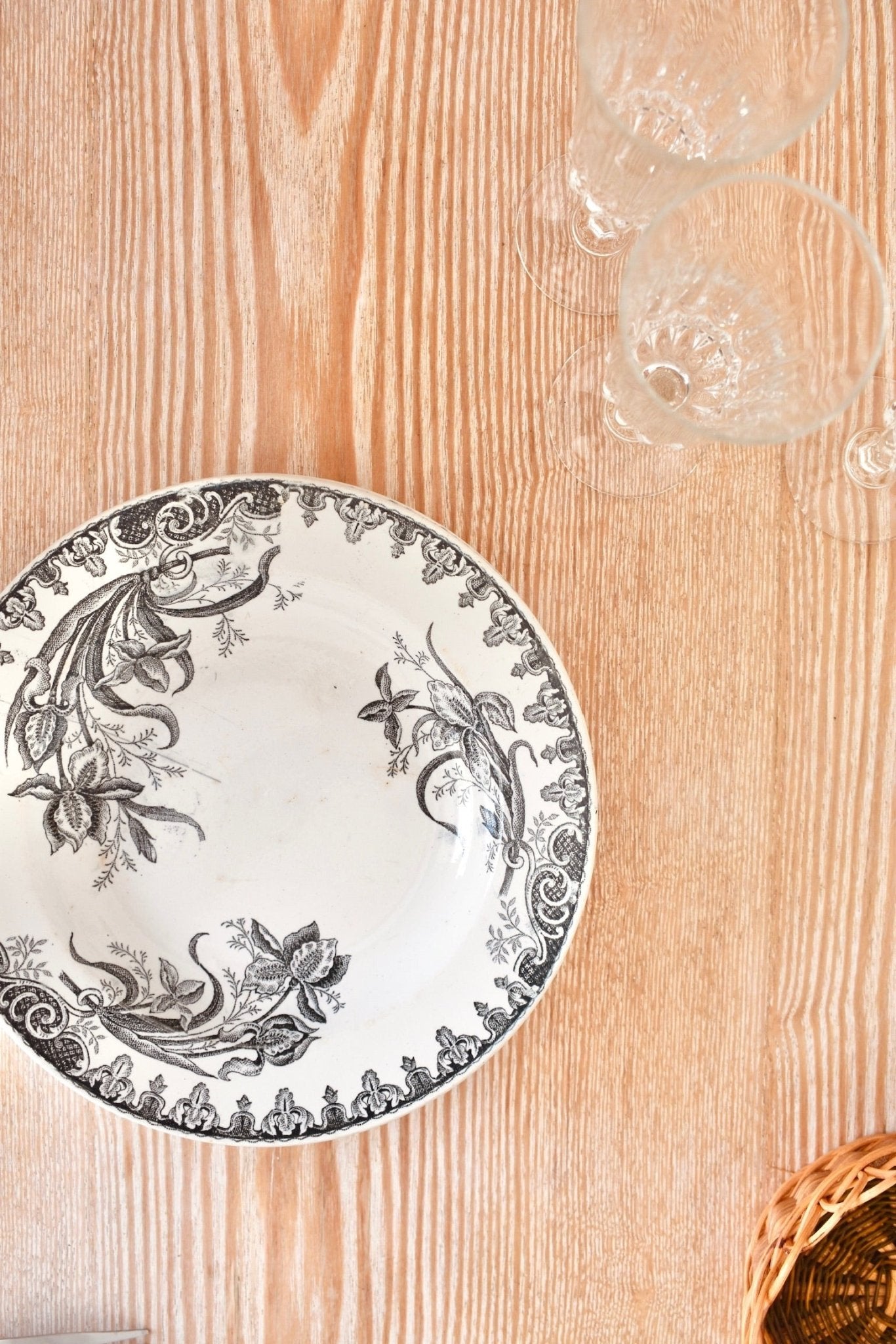 Service de 6 assiettes creuses blanches à fleurs noires « IRIS » - La Recyclerie LS